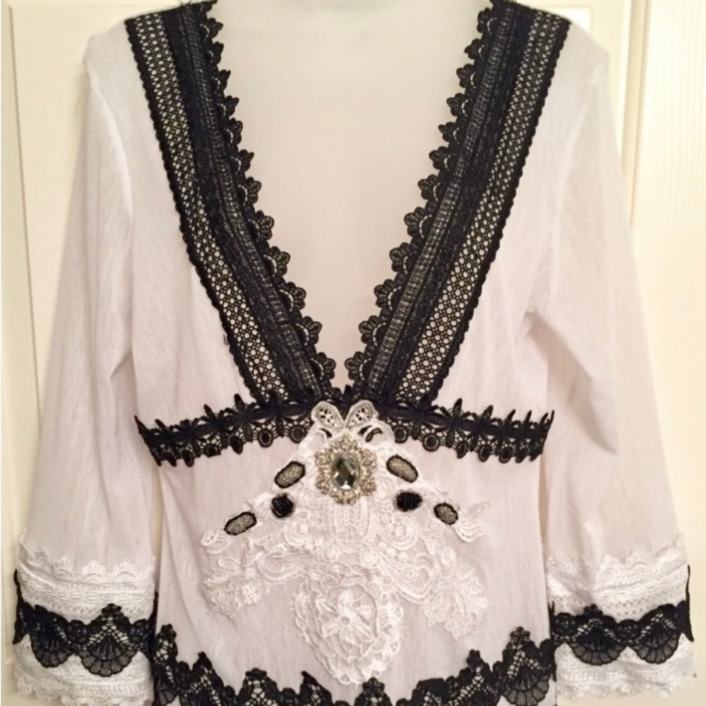 PARADISO White Top w/Black Trim & Crystals Size M